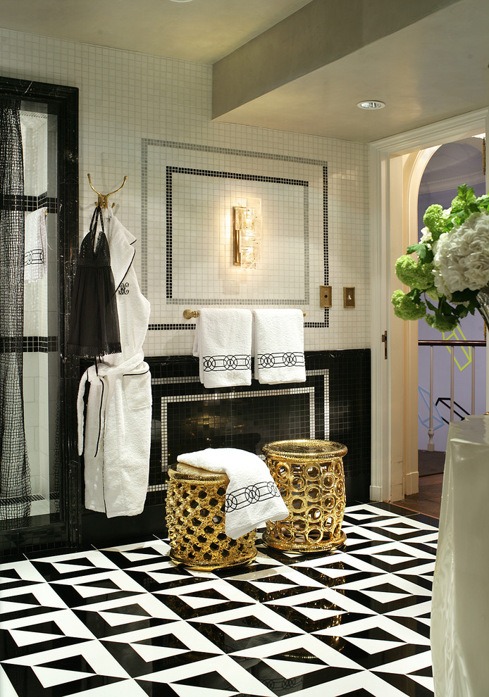 Идея дизайна: ванная комната в современном стиле с черной плиткой, плиткой мозаикой и разноцветным полом