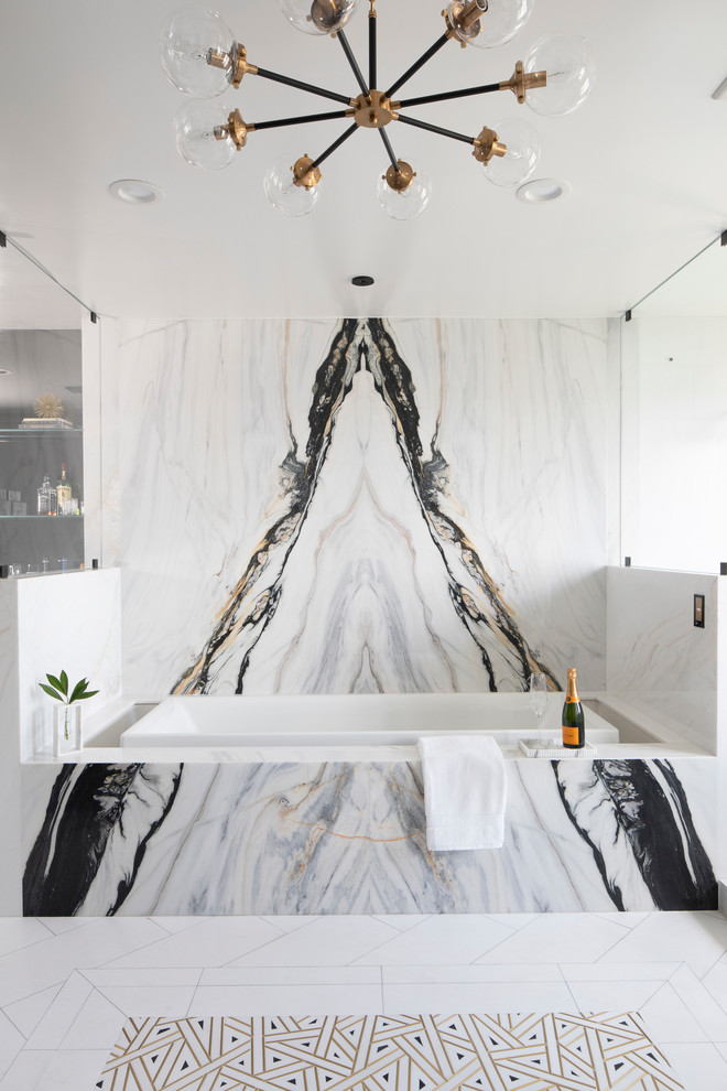 Источник вдохновения для домашнего уюта: ванная комната в современном стиле с мраморной плиткой