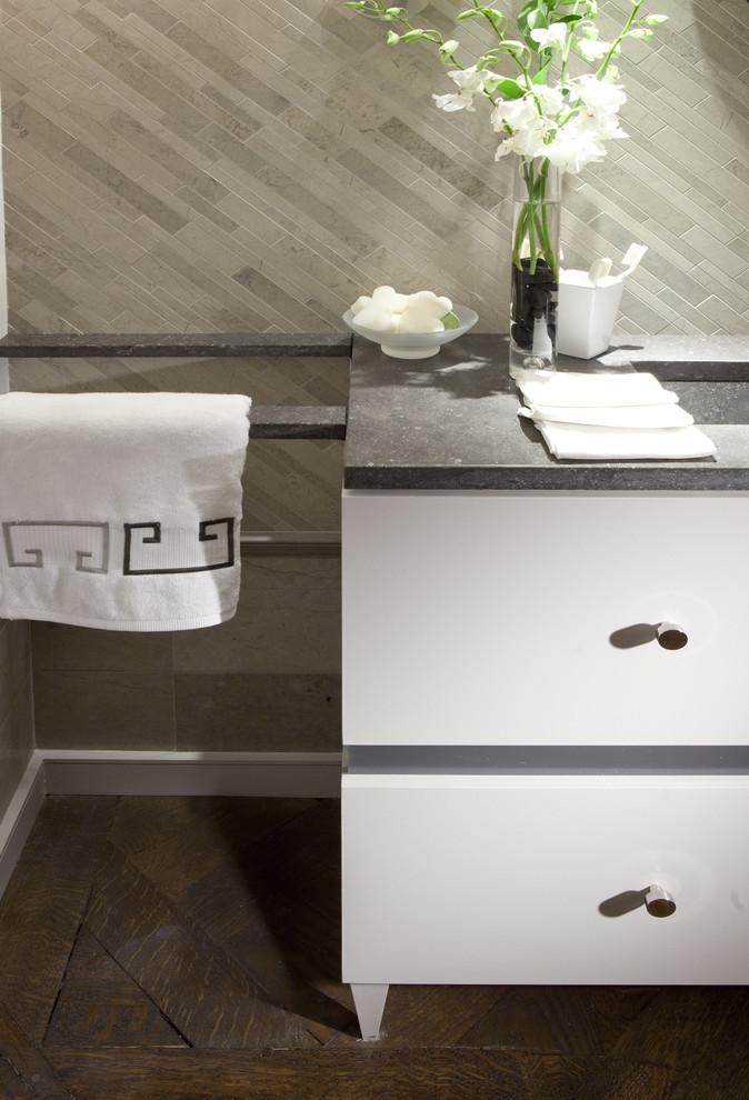 Источник вдохновения для домашнего уюта: ванная комната в стиле модернизм с монолитной раковиной, плоскими фасадами, белыми фасадами, серой плиткой, плиткой мозаикой и белыми стенами