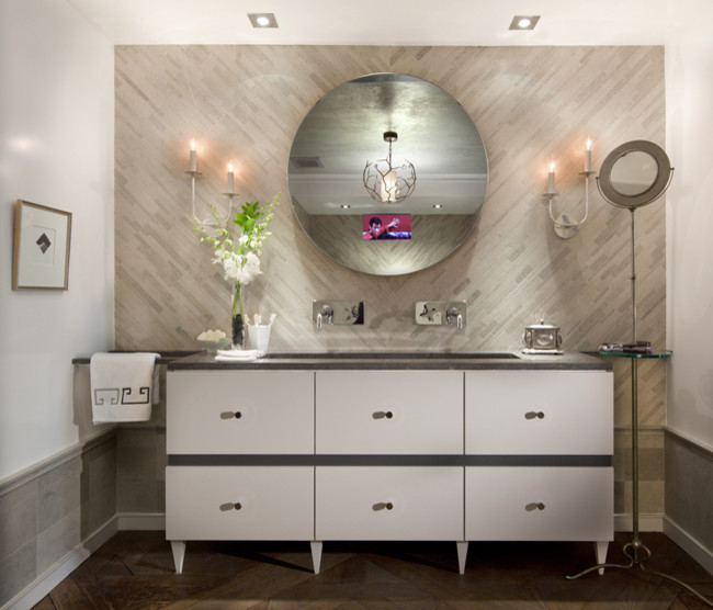 Badezimmer mit integriertem Waschbecken, flächenbündigen Schrankfronten, weißen Schränken, grauen Fliesen, Mosaikfliesen und weißer Wandfarbe in New York