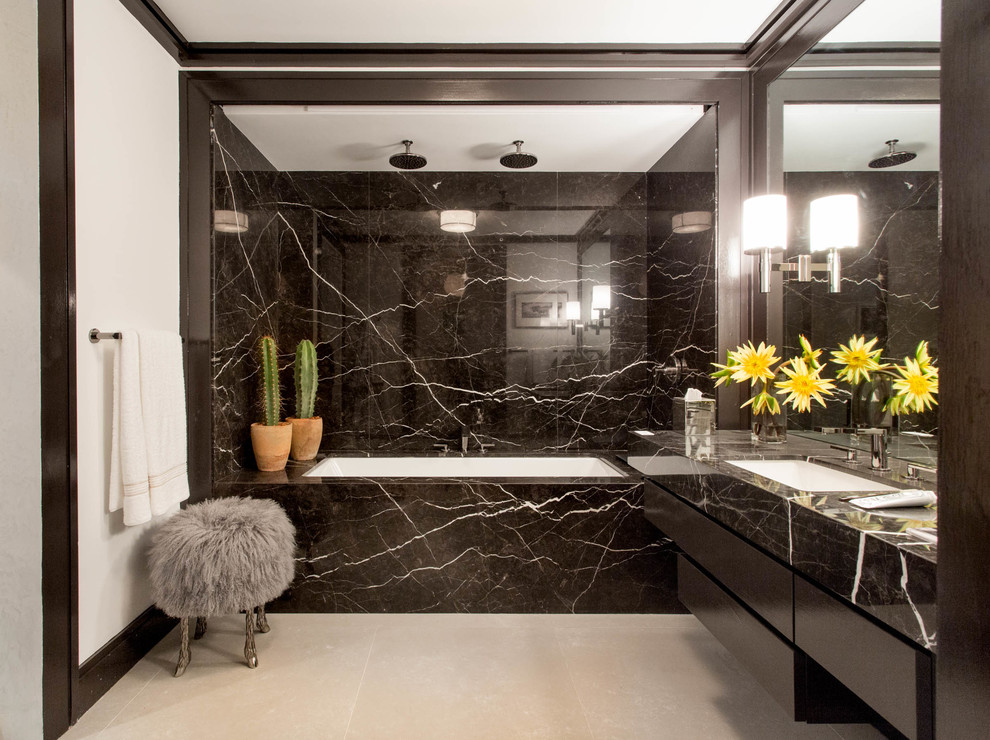 Пример оригинального дизайна: главная ванная комната в современном стиле с плоскими фасадами, черными фасадами, полновстраиваемой ванной, душем над ванной, черной плиткой, белыми стенами, врезной раковиной и бежевым полом