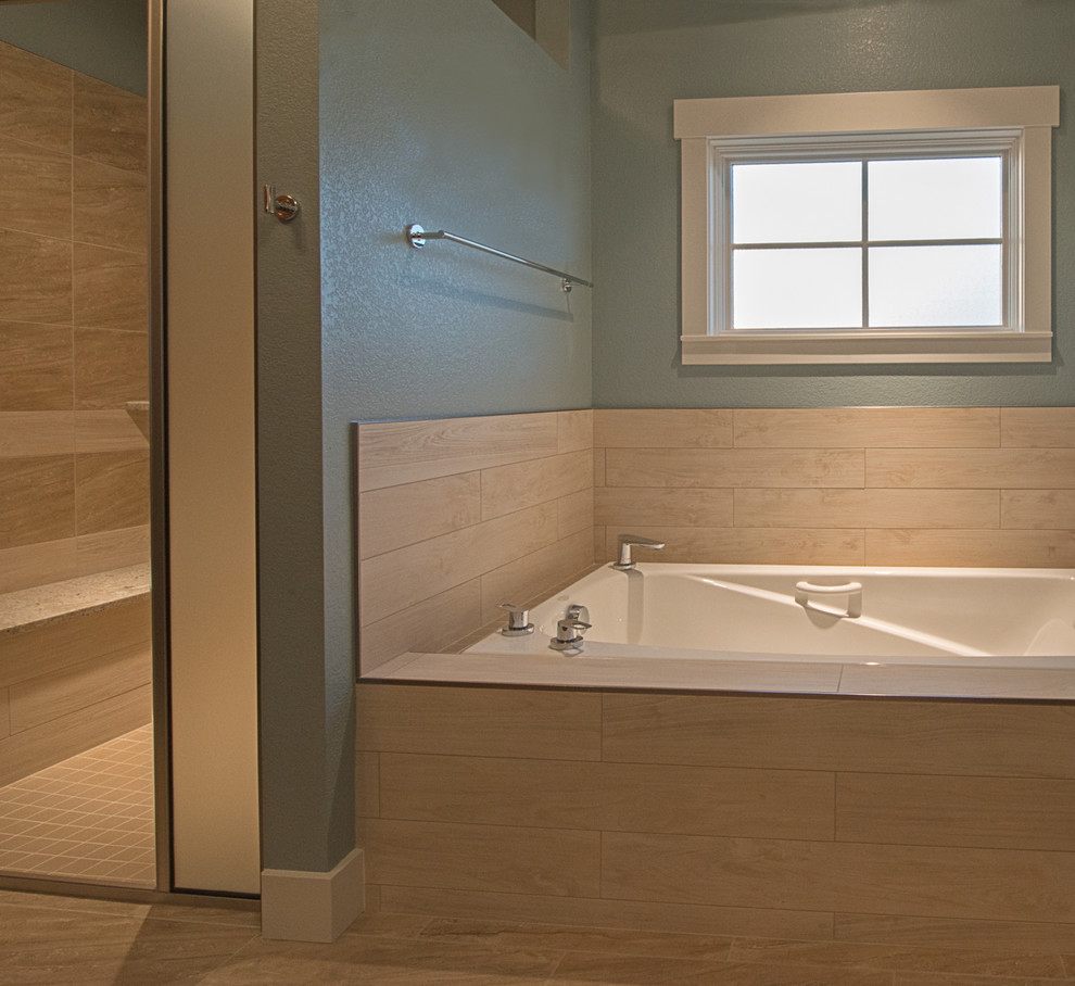 Cette image montre une salle de bain principale traditionnelle de taille moyenne avec un lavabo posé, un plan de toilette en granite, une baignoire posée, une douche à l'italienne, WC séparés, un carrelage marron, des carreaux de porcelaine, un mur bleu et un sol en carrelage de porcelaine.