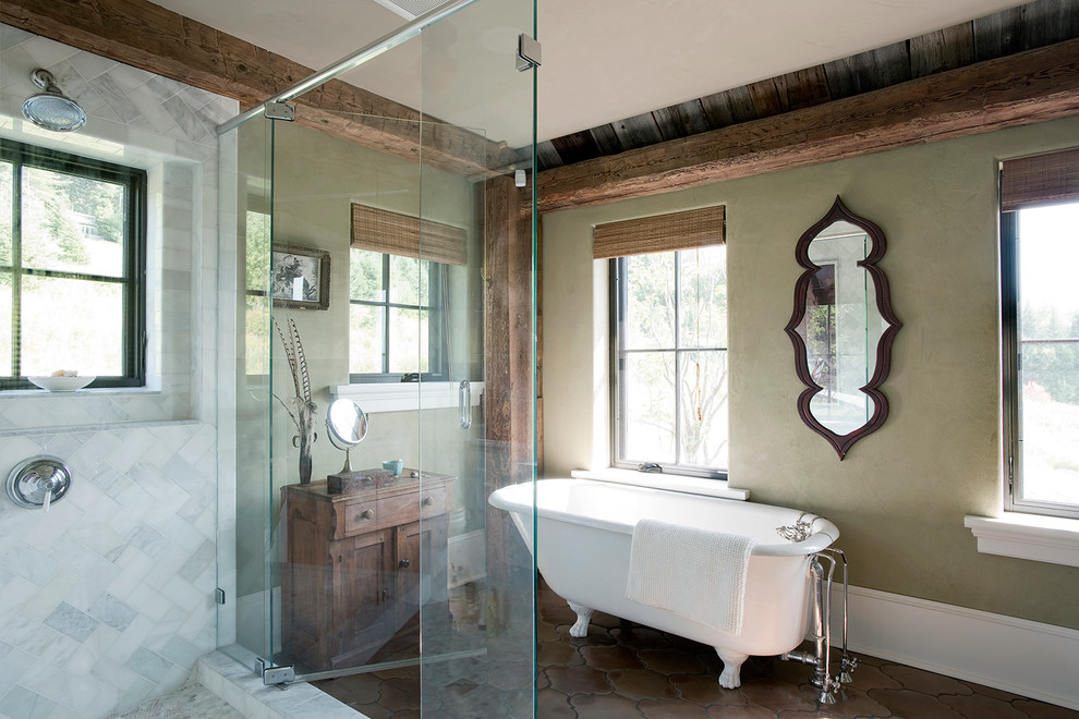 Idée de décoration pour une grande salle de bain principale champêtre en bois brun avec un placard à porte shaker, une baignoire sur pieds, une douche d'angle, un carrelage gris, un mur beige et un sol en carrelage de céramique.