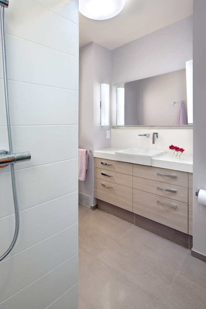 Exemple d'une salle de bain tendance de taille moyenne avec un plan vasque, un placard à porte plane, un carrelage gris, des carreaux de porcelaine, un mur violet et un sol en carrelage de porcelaine.