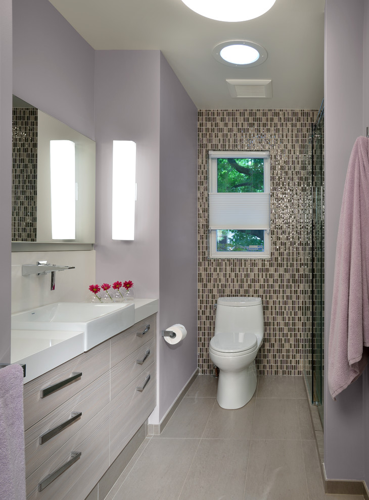 Пример оригинального дизайна: маленькая ванная комната в современном стиле с консольной раковиной, плоскими фасадами, светлыми деревянными фасадами, столешницей из кварцита, серой плиткой, керамогранитной плиткой, фиолетовыми стенами и полом из керамогранита для на участке и в саду