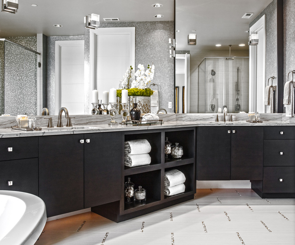 Idéer för stora funkis grått en-suite badrum, med släta luckor, skåp i mörkt trä, grå väggar, marmorgolv, marmorbänkskiva och grått golv