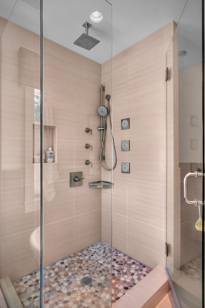Bild på ett funkis badrum, med en dusch i en alkov och klinkergolv i småsten