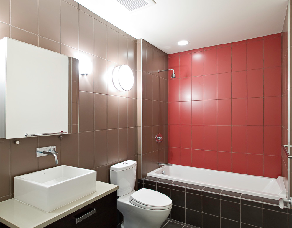 Exemple d'une salle de bain moderne avec une vasque.