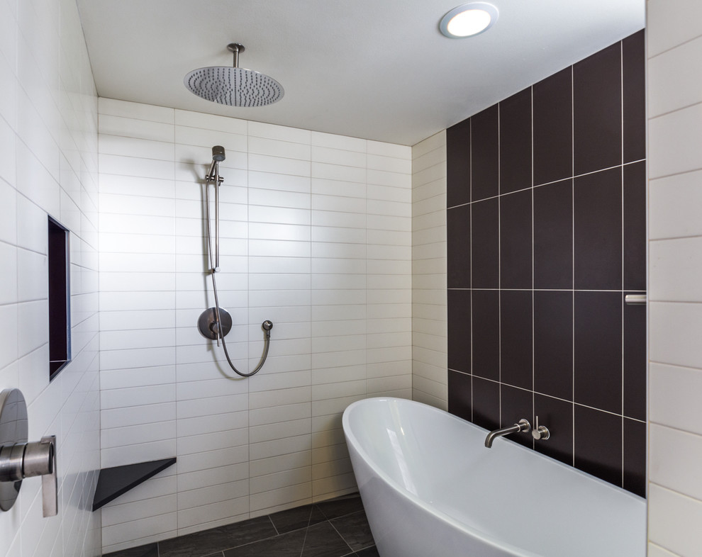 Modernes Badezimmer En Suite mit dunklen Holzschränken, freistehender Badewanne, offener Dusche, beigen Fliesen, Keramikfliesen, beiger Wandfarbe und Schieferboden in Seattle