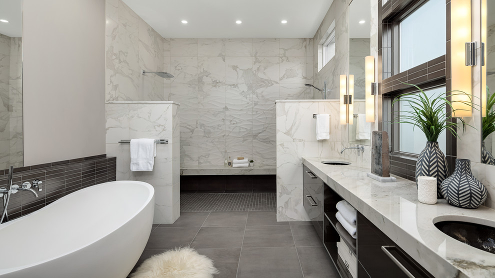Exemple d'une grande salle de bain principale tendance en bois brun avec un placard à porte plane, une baignoire indépendante, une douche double, un lavabo encastré, un plan de toilette en granite et aucune cabine.