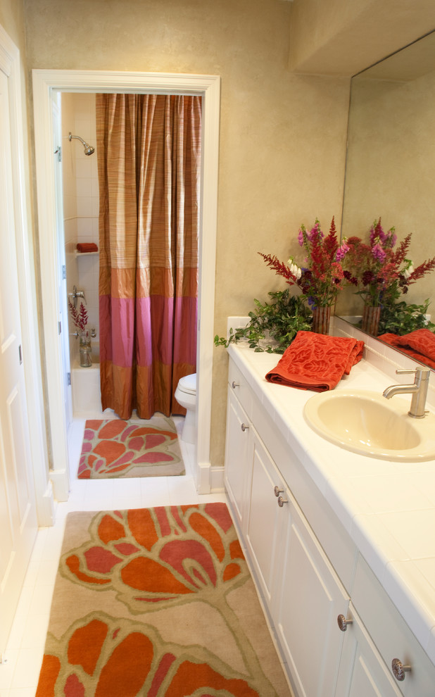Foto de cuarto de baño tradicional con armarios con paneles con relieve, puertas de armario blancas y encimera de azulejos