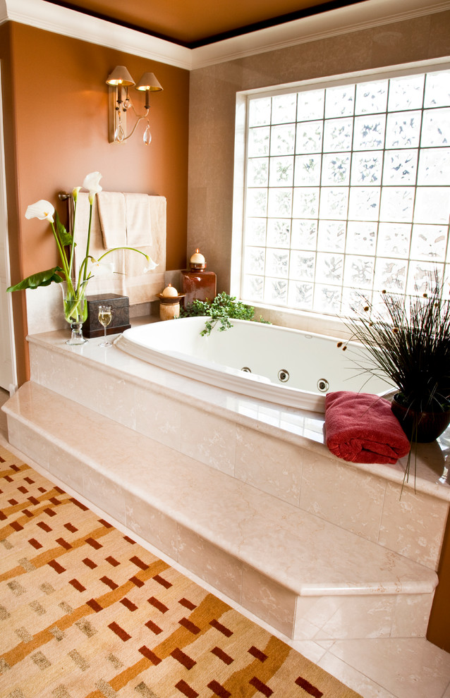 Idéer för ett stort klassiskt badrum, med luckor med upphöjd panel, vita skåp, ett platsbyggt badkar, en hörndusch, vit kakel, keramikplattor, bruna väggar, travertin golv och kaklad bänkskiva