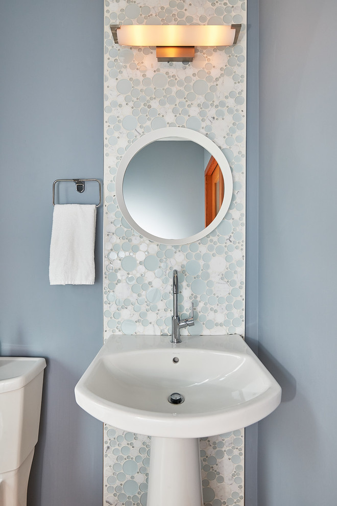 Foto di una piccola stanza da bagno con doccia moderna con piastrelle multicolore, pareti blu e lavabo a colonna
