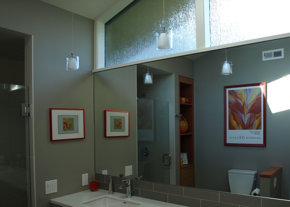 Cette photo montre une salle de bain principale rétro en bois brun de taille moyenne avec un placard à porte plane, une douche double, WC séparés, un carrelage beige, un carrelage en pâte de verre, un mur beige, un sol en carrelage de céramique, un plan de toilette en quartz modifié et un lavabo encastré.