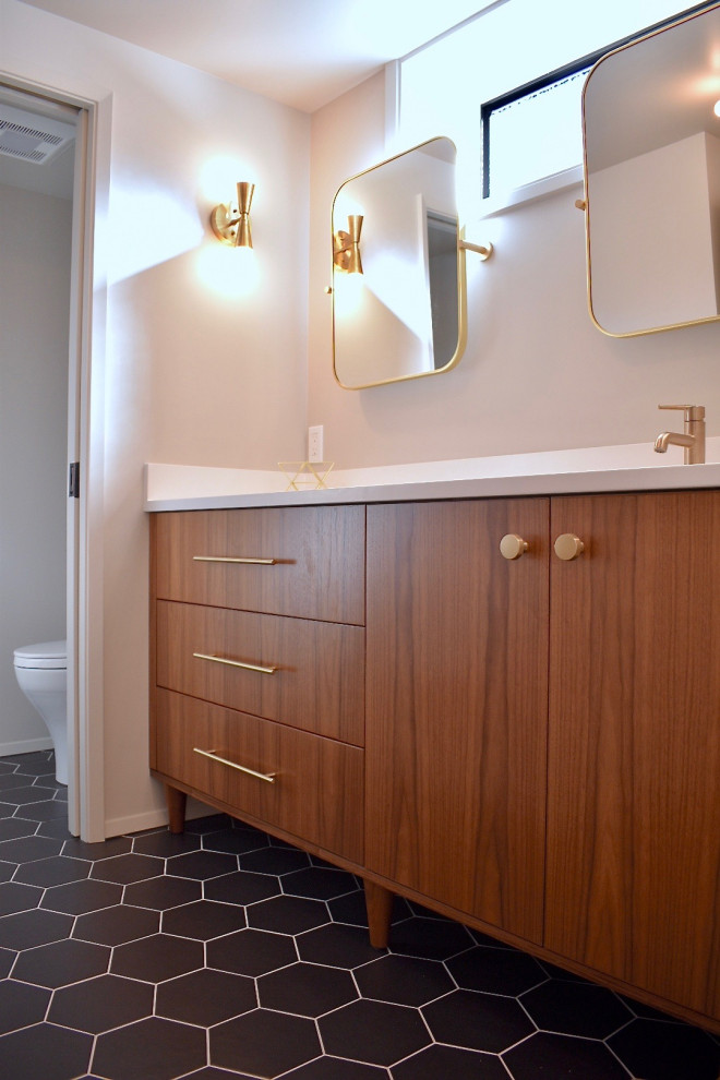 Пример оригинального дизайна: ванная комната среднего размера в стиле ретро с фасадами островного типа, темными деревянными фасадами, душем в нише, раздельным унитазом, белой плиткой, плиткой кабанчик, серыми стенами, полом из керамической плитки, душевой кабиной, врезной раковиной, столешницей из искусственного кварца, черным полом, душем с распашными дверями и белой столешницей