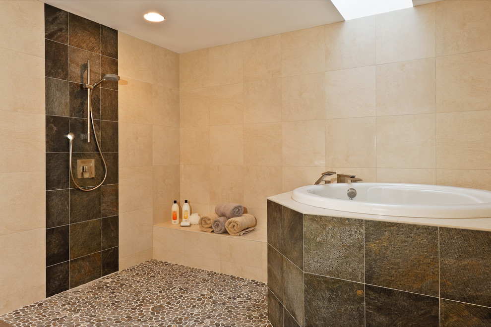 Inredning av ett modernt badrum, med ett platsbyggt badkar, en öppen dusch, brun kakel, porslinskakel och beige väggar