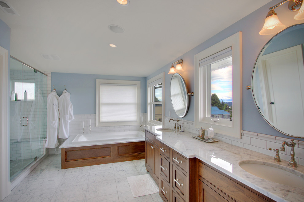 シアトルにあるトラディショナルスタイルのおしゃれな浴室 (大理石の洗面台、サブウェイタイル) の写真