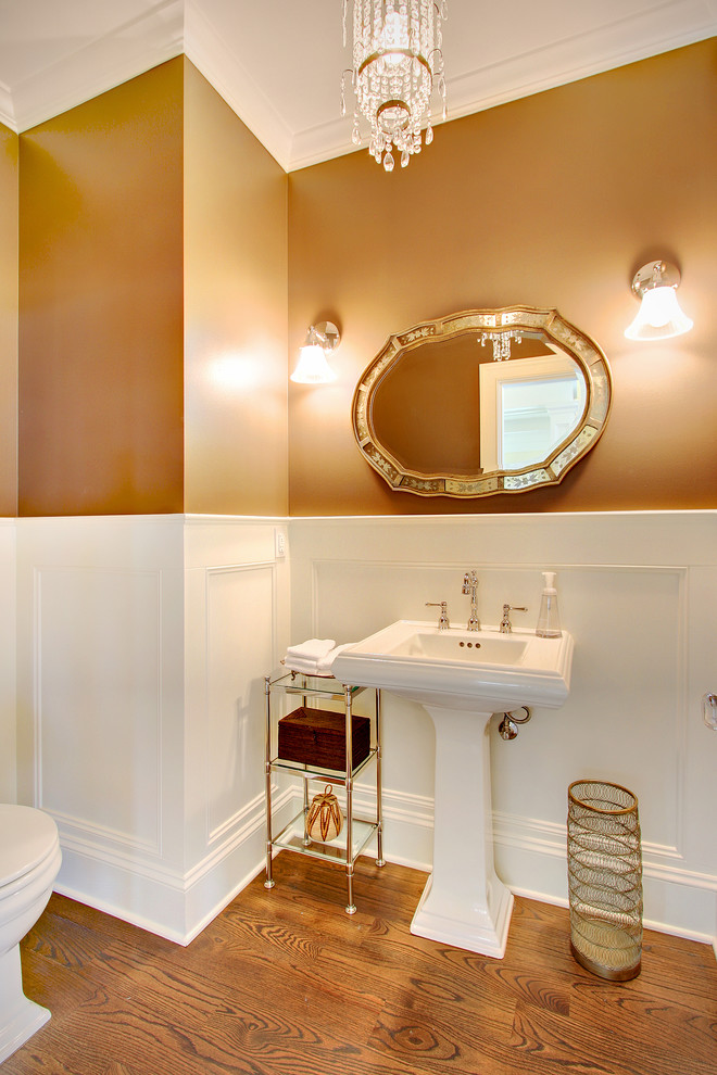 На фото: ванная комната в классическом стиле с раковиной с пьедесталом