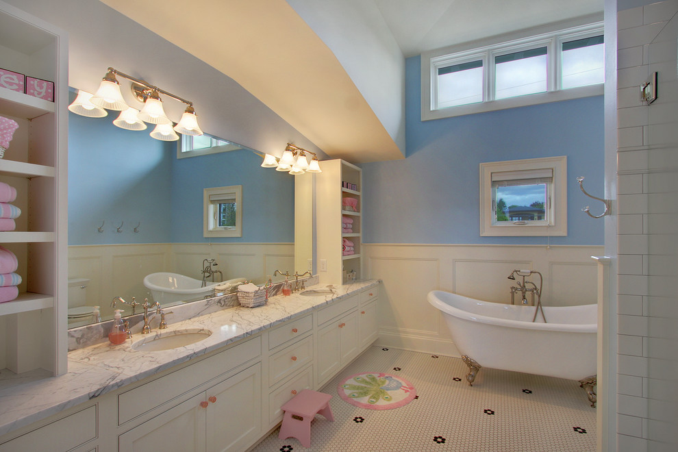 Ejemplo de cuarto de baño infantil clásico con bañera exenta y baldosas y/o azulejos de cemento
