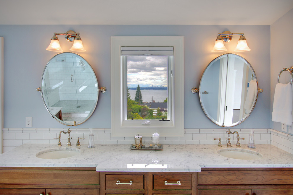 シアトルにあるカントリー風のおしゃれな浴室 (アンダーカウンター洗面器、サブウェイタイル、照明) の写真