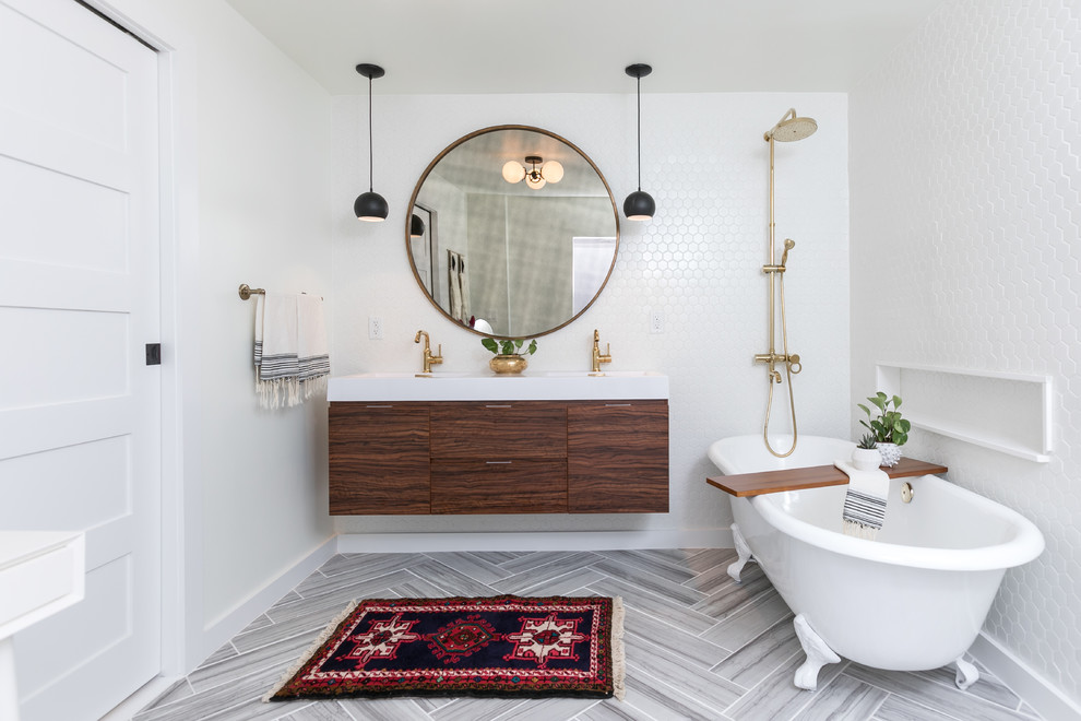 Пример оригинального дизайна: ванная комната в стиле неоклассика (современная классика) с плоскими фасадами, темными деревянными фасадами, ванной на ножках, белой плиткой, белыми стенами и серым полом