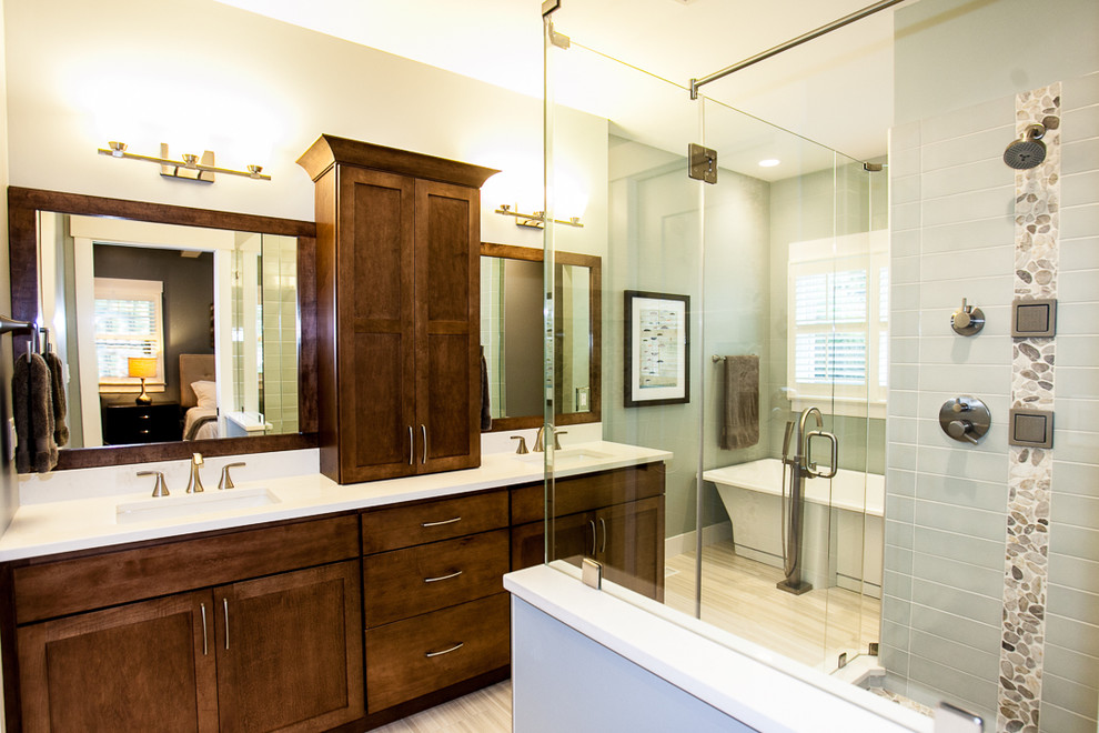 Exempel på ett mellanstort klassiskt en-suite badrum, med skåp i shakerstil, skåp i mörkt trä, ett fristående badkar, en hörndusch, grå väggar, ett integrerad handfat och granitbänkskiva