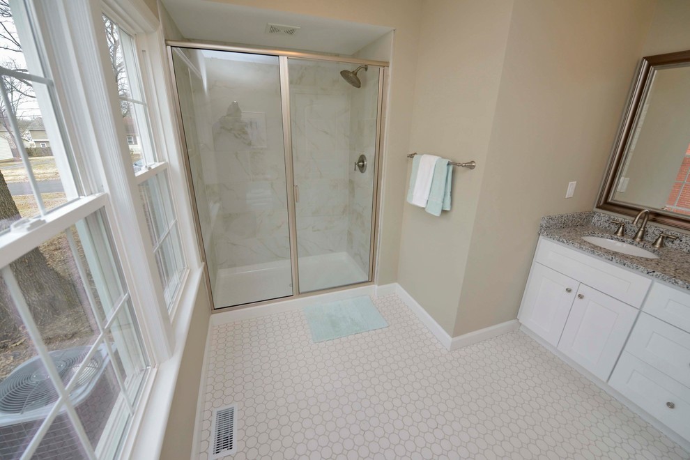 Idee per una stanza da bagno chic con ante in stile shaker, ante bianche, doccia alcova, pareti beige, lavabo sottopiano e top in granito