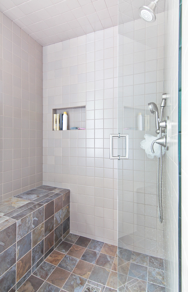 Idées déco pour une salle de bain principale contemporaine en bois foncé de taille moyenne avec un placard avec porte à panneau encastré, une douche d'angle, WC séparés, un mur bleu, un lavabo encastré et une cabine de douche à porte battante.