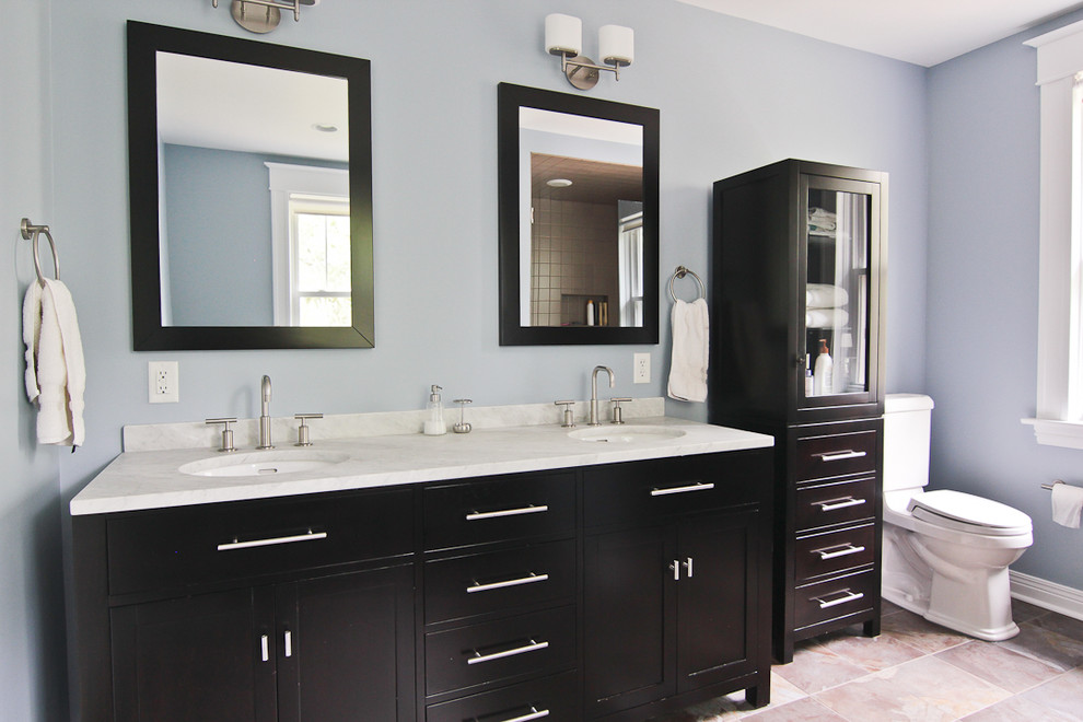 Идея дизайна: главная ванная комната среднего размера в современном стиле с темными деревянными фасадами, раздельным унитазом, врезной раковиной, фасадами в стиле шейкер, серыми стенами, полом из керамогранита и коричневым полом