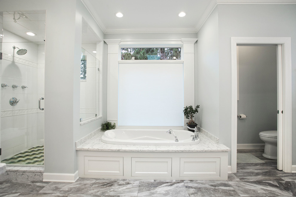 Esempio di una stanza da bagno padronale tradizionale con lastra di pietra, vasca da incasso, doccia alcova, pareti blu e pavimento in marmo
