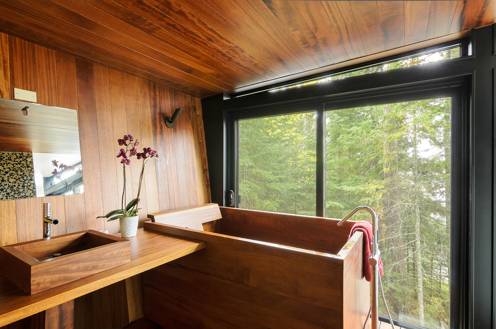 Uriges Badezimmer En Suite mit japanischer Badewanne, Aufsatzwaschbecken und Waschtisch aus Holz in Minneapolis