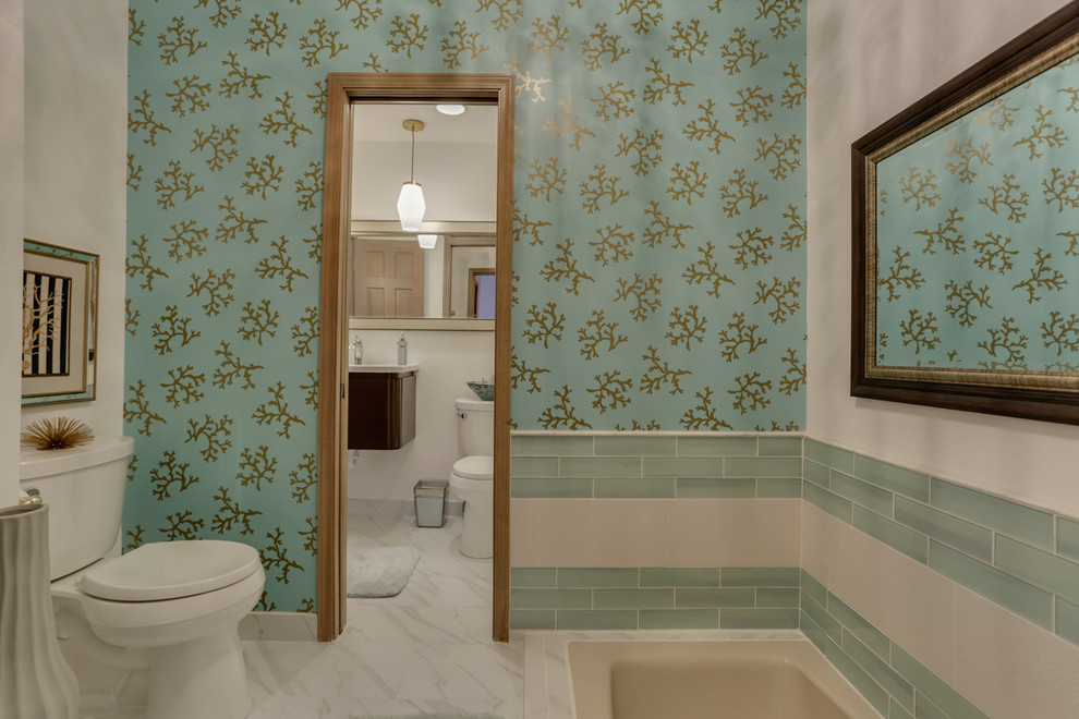 Cette image montre une salle de bain principale bohème de taille moyenne avec WC séparés, un carrelage blanc, des carreaux de porcelaine, un mur blanc, des portes de placard marrons, une baignoire posée, un sol en carrelage de porcelaine et un sol blanc.