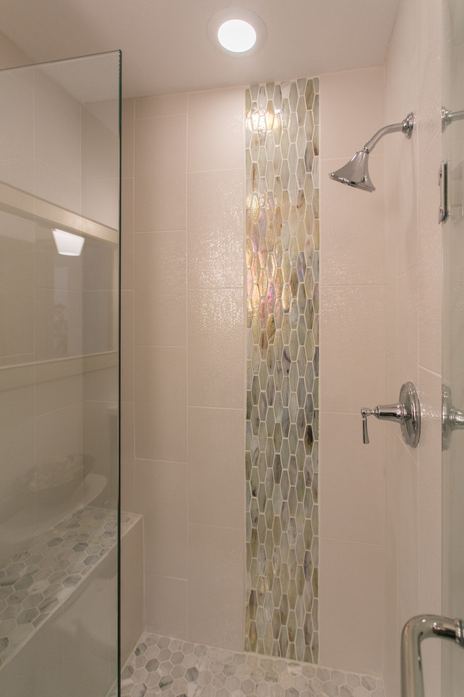 Идея дизайна: главная ванная комната среднего размера в стиле фьюжн с раздельным унитазом, белой плиткой, керамогранитной плиткой и белыми стенами