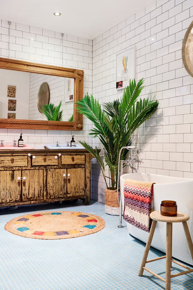 Идея дизайна: главная ванная комната в стиле фьюжн с искусственно-состаренными фасадами, плиткой кабанчик, отдельно стоящей ванной, белыми стенами, полом из мозаичной плитки, накладной раковиной и плоскими фасадами