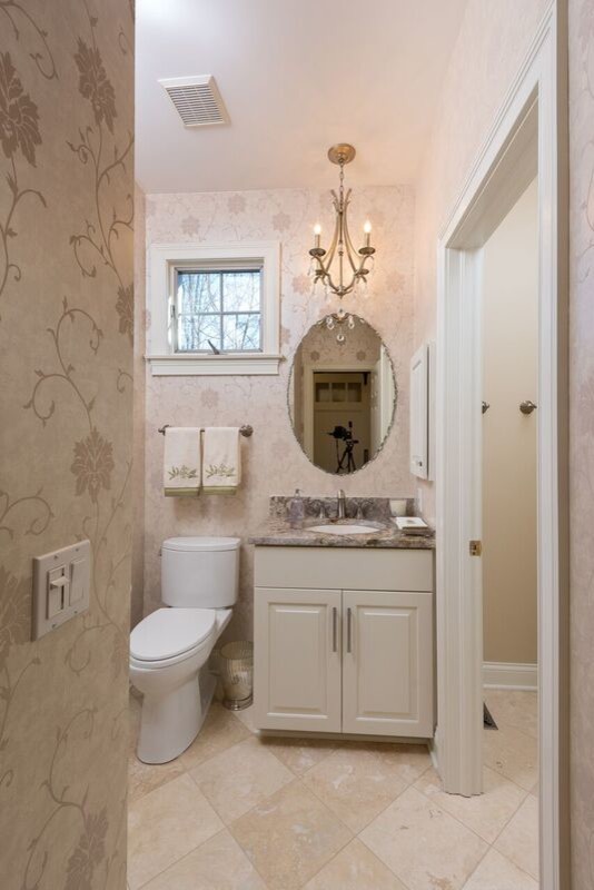 Aménagement d'une salle d'eau classique de taille moyenne avec un placard avec porte à panneau surélevé, des portes de placard blanches, WC séparés, un carrelage beige, du carrelage en travertin, un mur beige, un sol en travertin, un lavabo encastré et un plan de toilette en granite.