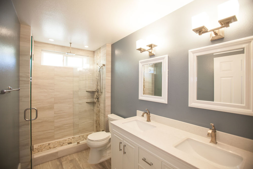 Idéer för ett mellanstort klassiskt en-suite badrum, med luckor med profilerade fronter, vita skåp, en toalettstol med hel cisternkåpa, blå väggar, ljust trägolv, granitbänkskiva, en dusch i en alkov, beige kakel, porslinskakel och ett undermonterad handfat