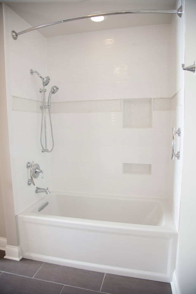 Immagine di una stanza da bagno con doccia design di medie dimensioni con vasca/doccia, pareti grigie e pavimento in ardesia