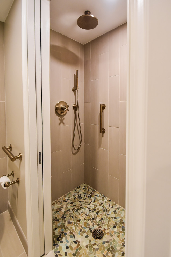 Imagen de cuarto de baño tradicional pequeño con ducha empotrada, paredes beige, aseo y ducha, lavabo sobreencimera y ducha con puerta corredera