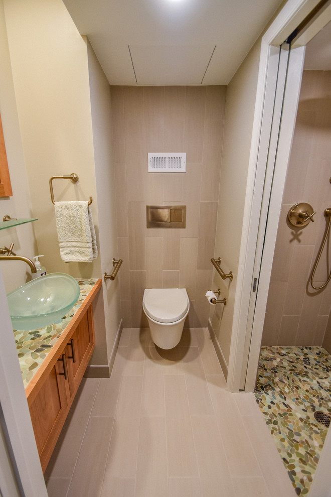 Стильный дизайн: маленькая ванная комната в классическом стиле с душем в нише, бежевой плиткой, бежевыми стенами, душевой кабиной, настольной раковиной и душем с раздвижными дверями для на участке и в саду - последний тренд