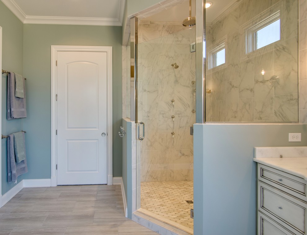 На фото: главная ванная комната среднего размера в классическом стиле с фасадами с декоративным кантом, белыми фасадами, двойным душем, серой плиткой, белой плиткой, каменной плиткой, зелеными стенами, полом из керамогранита и мраморной столешницей с