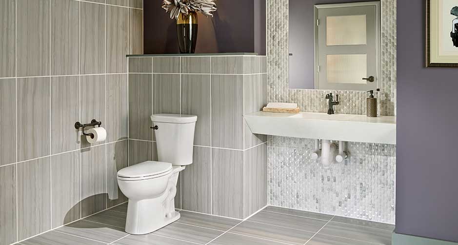 Foto de cuarto de baño contemporáneo de tamaño medio con baldosas y/o azulejos grises, baldosas y/o azulejos de porcelana, paredes púrpuras, suelo de baldosas de porcelana, aseo y ducha, lavabo suspendido, encimera de acrílico y suelo gris