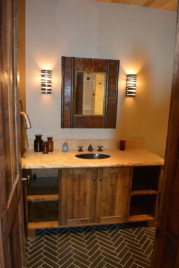 Свежая идея для дизайна: ванная комната среднего размера в стиле рустика с фасадами в стиле шейкер, темными деревянными фасадами, коричневой плиткой, бежевыми стенами и подвесной раковиной - отличное фото интерьера