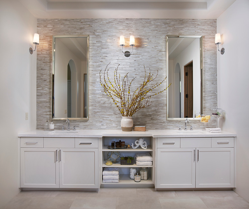 Klassisches Badezimmer mit Quarzwerkstein-Waschtisch, Schrankfronten im Shaker-Stil, Unterbauwaschbecken und weißen Schränken in Phoenix