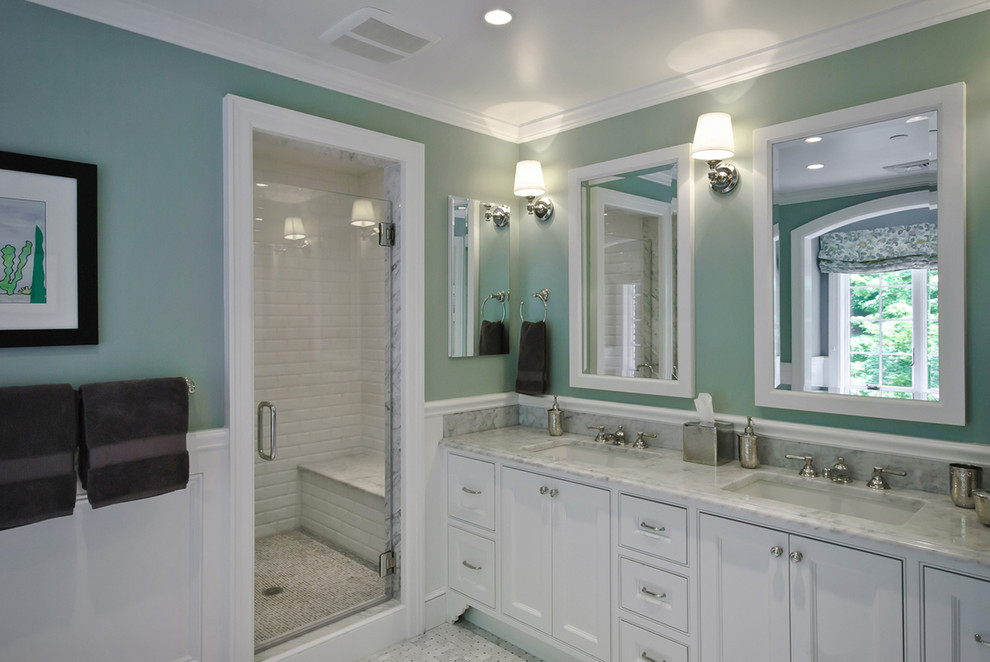 Стильный дизайн: ванная комната: освещение в классическом стиле с врезной раковиной, фасадами с утопленной филенкой, белыми фасадами и душем в нише - последний тренд