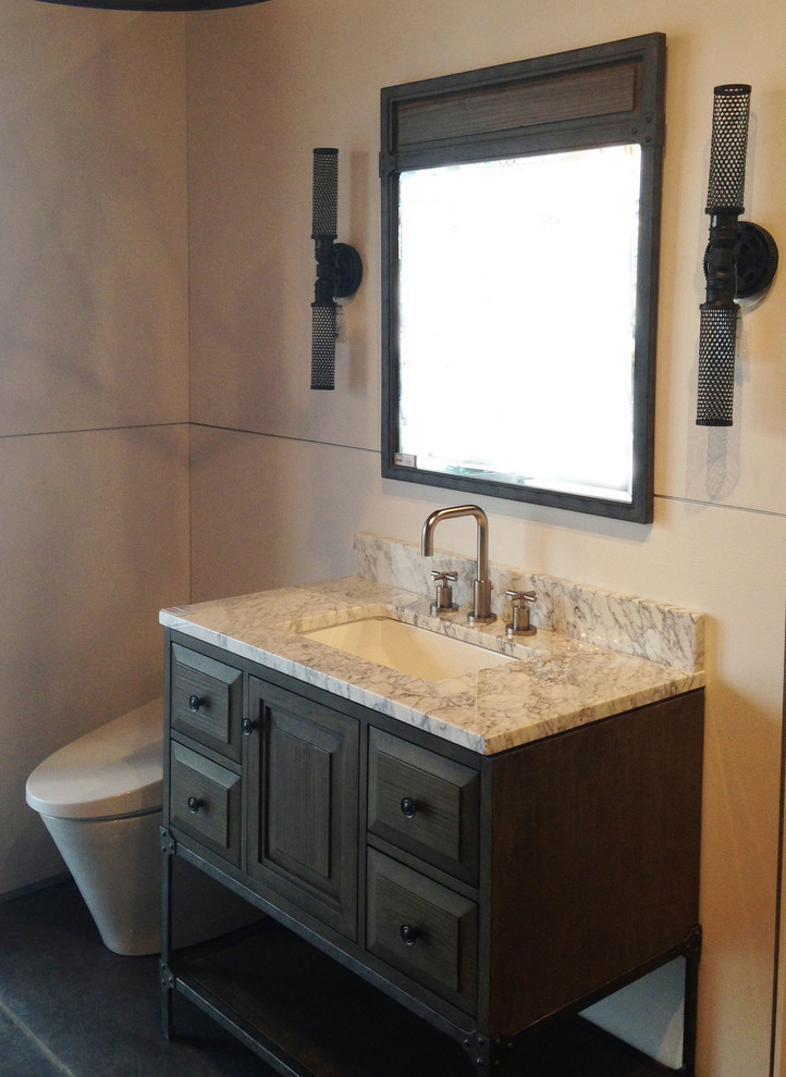 Bild på ett litet vintage badrum med dusch, med luckor med infälld panel, skåp i mörkt trä, en toalettstol med hel cisternkåpa, grå väggar och marmorbänkskiva