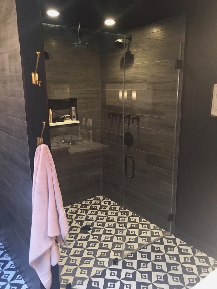 Cette photo montre une grande salle de bain principale industrielle avec une douche à l'italienne, un carrelage marron, des carreaux de porcelaine, un mur gris, un sol en carrelage de porcelaine, un sol multicolore et une cabine de douche à porte battante.