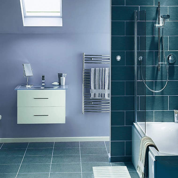 Idee per una stanza da bagno contemporanea con vasca ad angolo, vasca/doccia, pavimento con piastrelle in ceramica, top in vetro, pavimento blu, doccia aperta e top blu