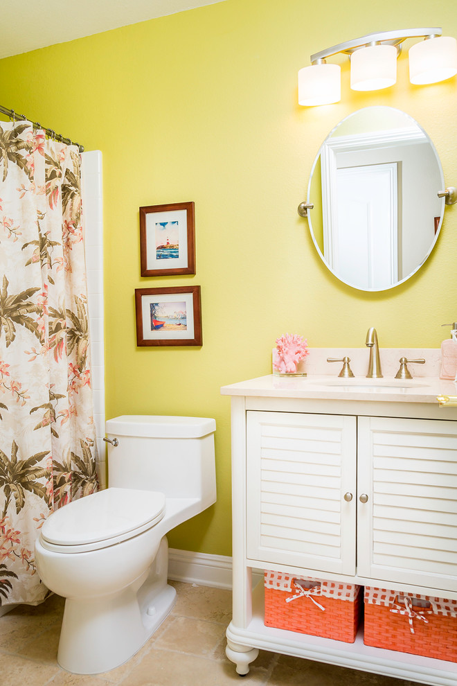 На фото: ванная комната в морском стиле с врезной раковиной, белыми фасадами, душем над ванной, унитазом-моноблоком, зелеными стенами, полом из терракотовой плитки и душевой кабиной с