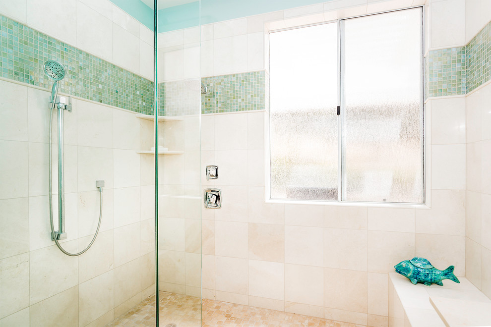 Immagine di una stanza da bagno padronale stile marinaro con lavabo sottopiano, ante a filo, ante bianche, top in pietra calcarea, doccia alcova, WC monopezzo, piastrelle blu, piastrelle di vetro, pareti blu e pavimento in terracotta