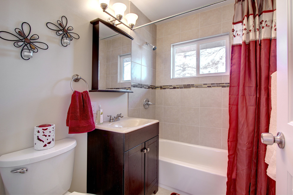 Cette image montre une petite salle de bain design en bois foncé avec un plan vasque, un placard à porte shaker, un plan de toilette en calcaire, une baignoire en alcôve, un combiné douche/baignoire, WC séparés, un carrelage beige, des carreaux de porcelaine, un mur blanc et un sol en carrelage de céramique.
